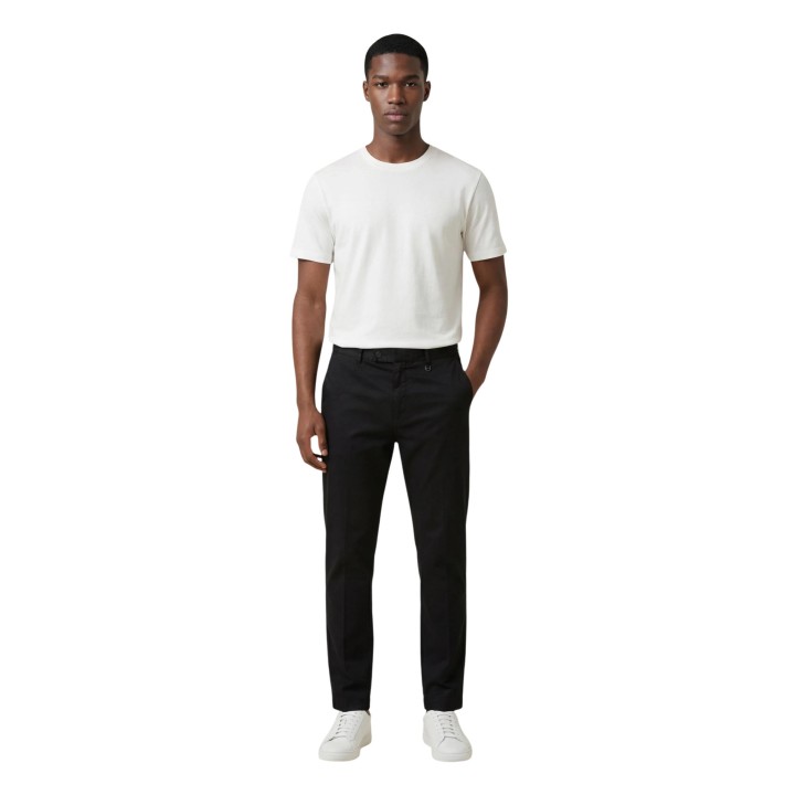 Antony Morato pantalón negro de hombre Jonah regular fit vista frontal en modelo