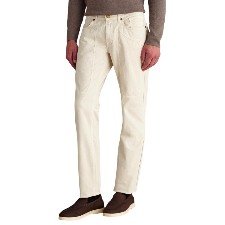 Pantalón blanco de hombre Jeckerson vista frontal puesto