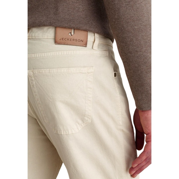 Detalle posterior del pantalón blanco Jeckerson de hombre