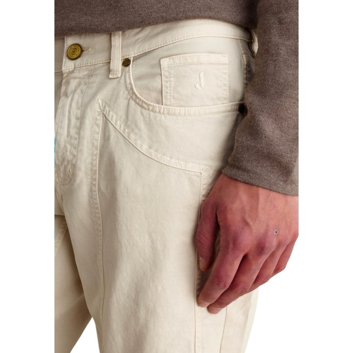 Detalle frontal del bolsillo del pantalón blanco Jeckerson