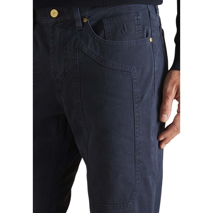 Detalle frontal de vaqueros slim de hombre Jeckerson azules