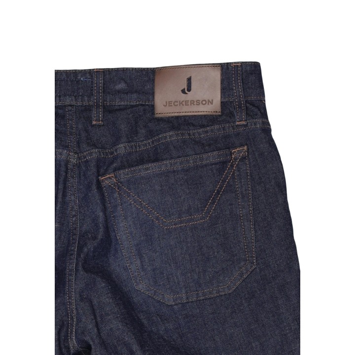 Detalle posterior de vaqueros Jeckerson John en denim azul oscuro