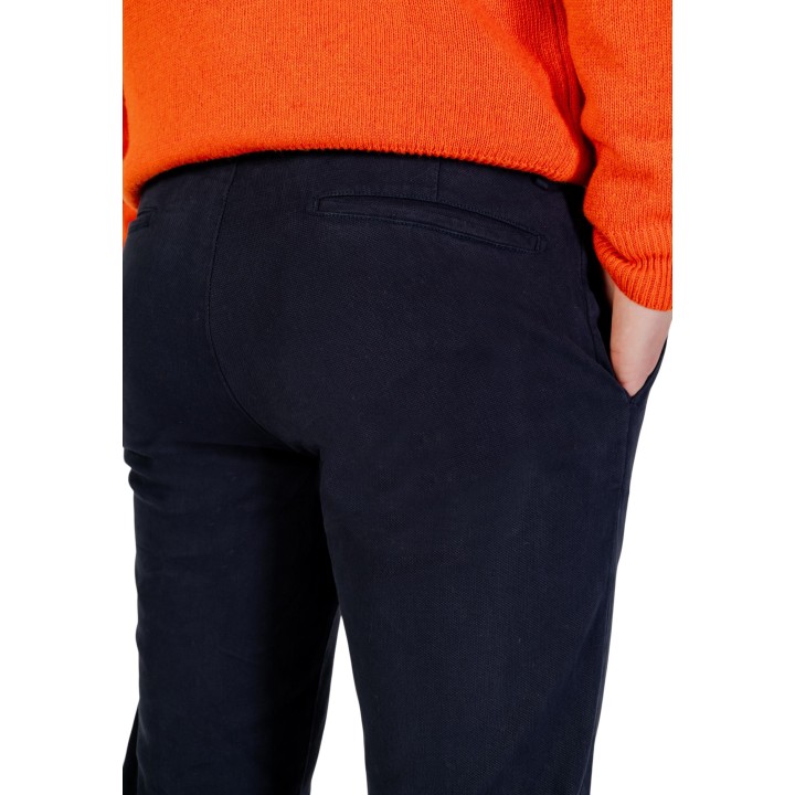 Detalle del bolsillo posterior del pantalón chino azul Borghese 5WPA01 11CO101