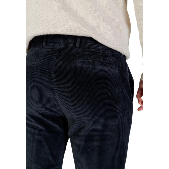Detalle del pantalón Borghese Velluto azul de pana para hombre