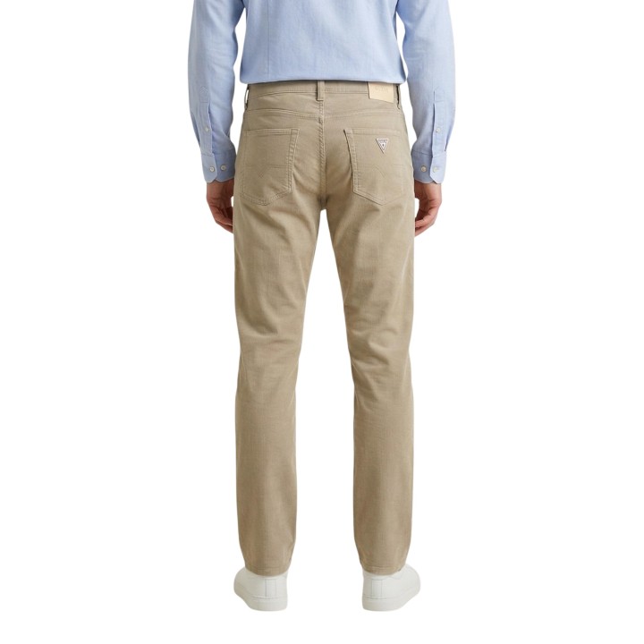 Detalle posterior del pantalón Guess de hombre beige claro Angels M6GAN2 W1698