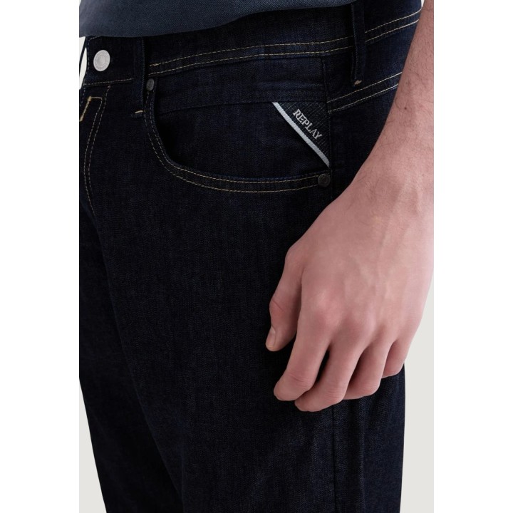Detalle frontal de vaqueros Replay de hombre en denim oscuro