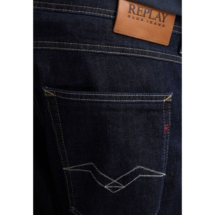 Detalle posterior de vaqueros Replay de hombre en denim oscuro