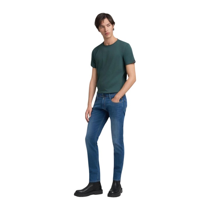 Vaqueros Replay de hombre en denim azul vista tres cuartos