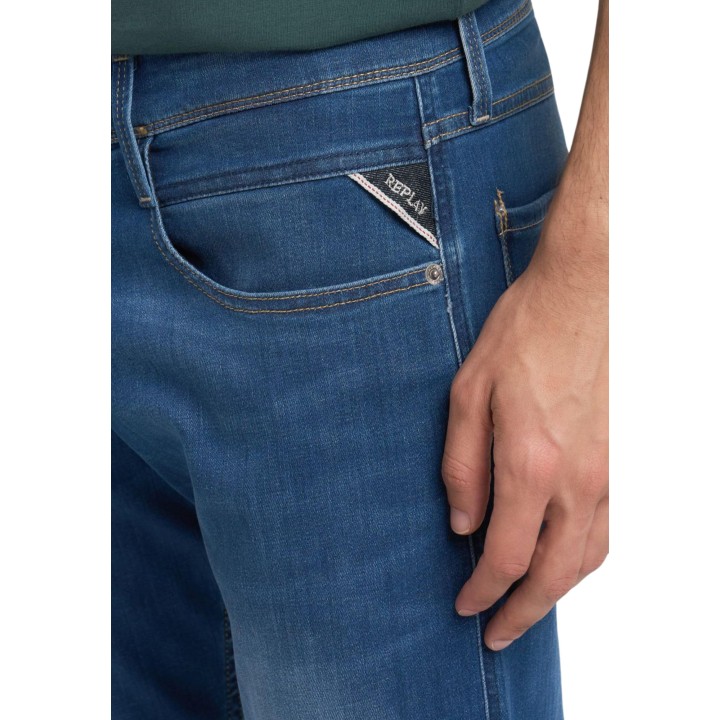 Detalle del bolsillo delantero de vaqueros Replay de hombre en denim azul