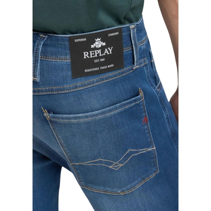 Detalle del bolsillo trasero y etiqueta de vaqueros Replay de hombre en denim azul
