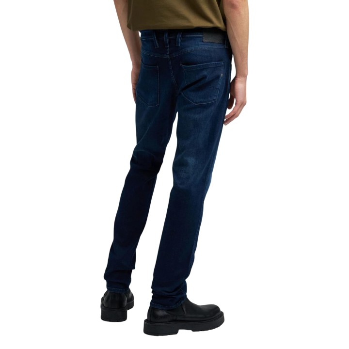 Vaqueros Replay M914 para hombre en azul oscuro vista posterior