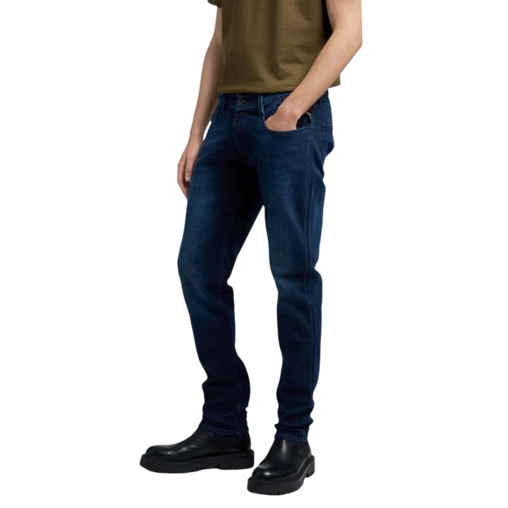 Vaqueros Replay M914 para hombre en azul oscuro vista de tres cuartos