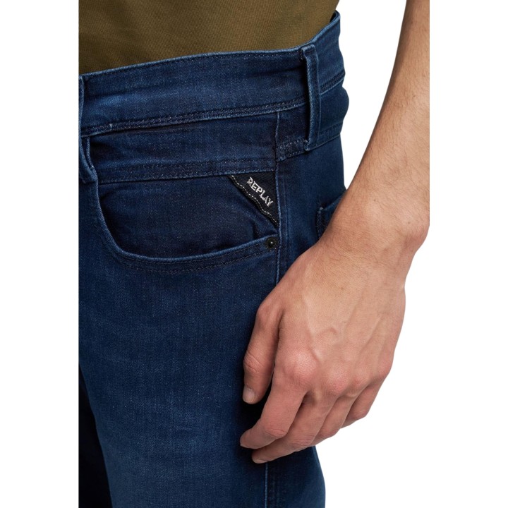 Detalle de vaqueros Replay M914 para hombre en azul oscuro