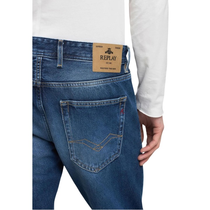 Detalle posterior de vaqueros Replay rectos de hombre en denim oscuro