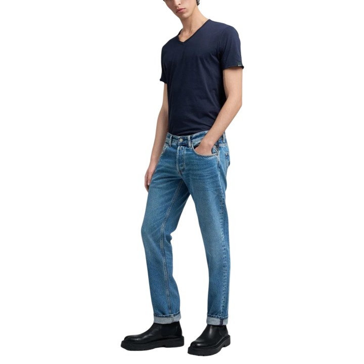 Vaqueros Replay de hombre en denim azul vista tres cuartos