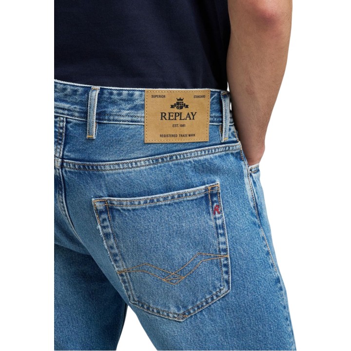 Detalle de vaqueros Replay de hombre en denim azul