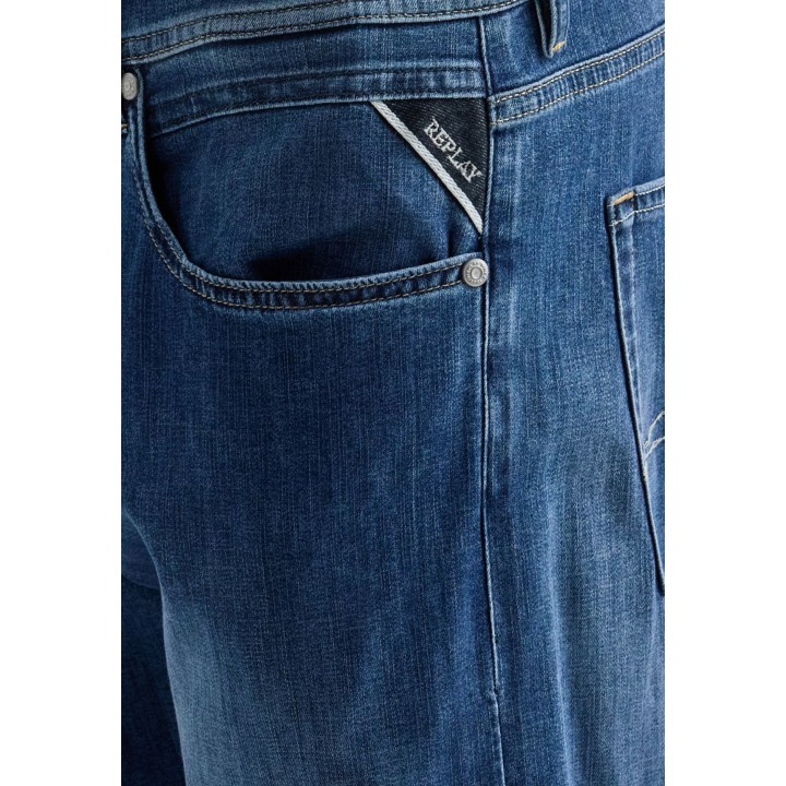Detalle de vaqueros Replay de hombre en denim azul MA972J.000.785 154