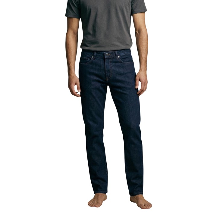 Vaqueros Boss de hombre Delaware en denim azul oscuro vista frontal con modelo