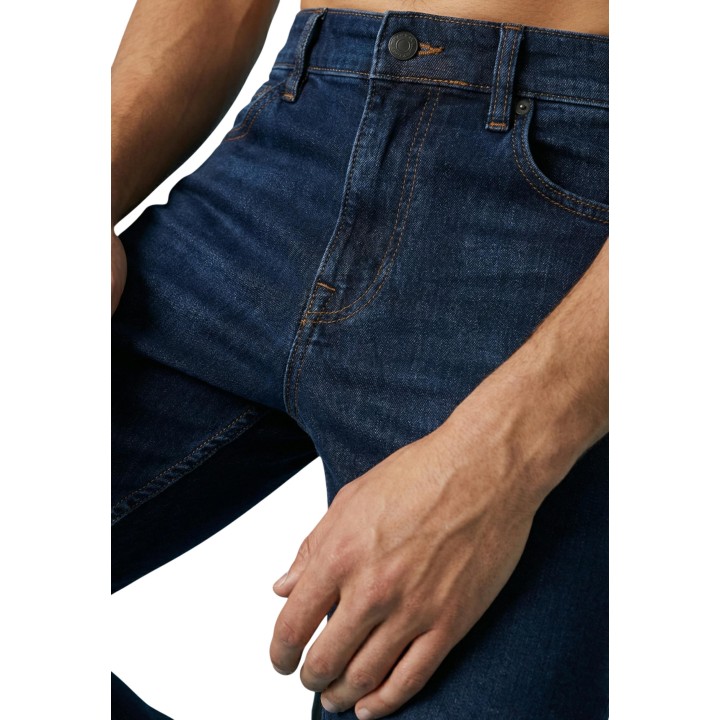 Detalle frontal de vaqueros Boss Delaware de hombre en denim azul oscuro
