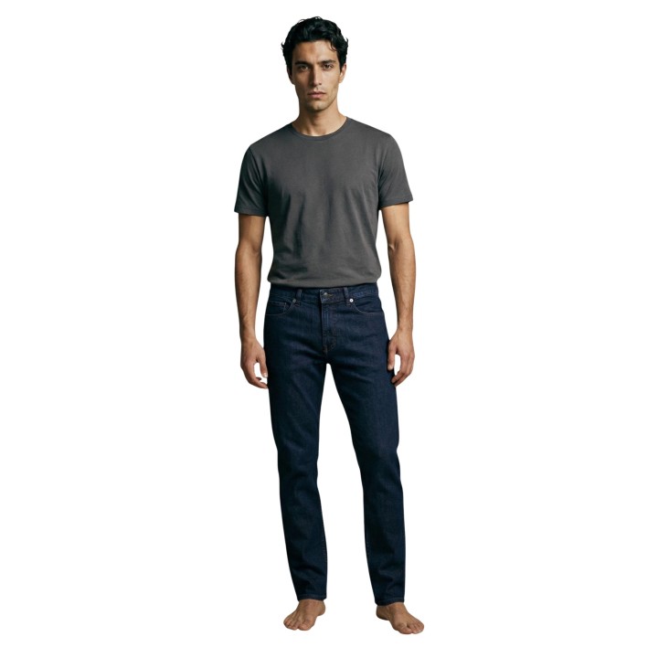 Vaqueros Boss de hombre Delaware en denim azul oscuro vista frontal con modelo