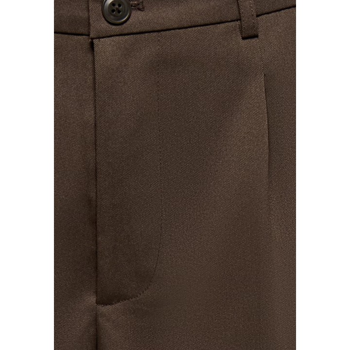 Detalle del tejido marrón del pantalón de hombre Only & Sons Onsmiro Tailored Tap