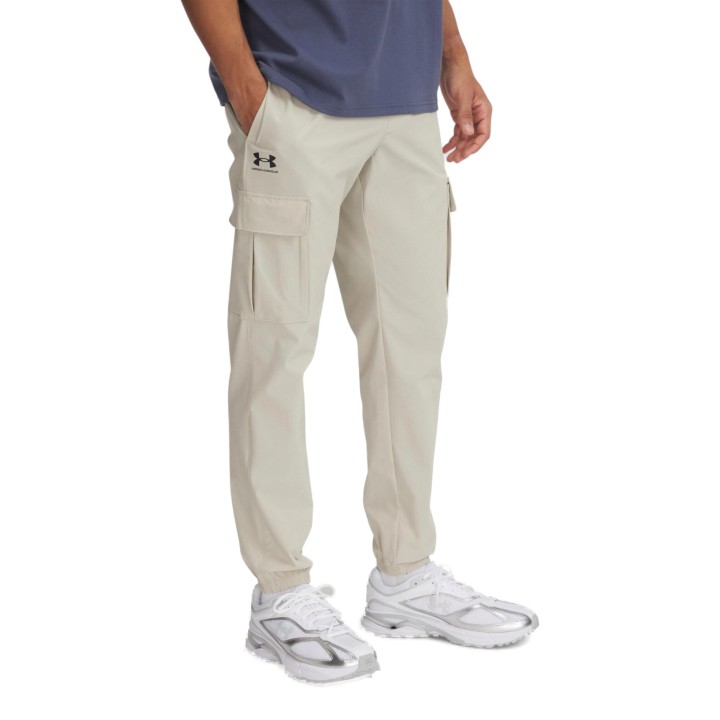Pantalón cargo de hombre Under Armour UA Vibe Woven beige de tejido vista tres cuartos frontal