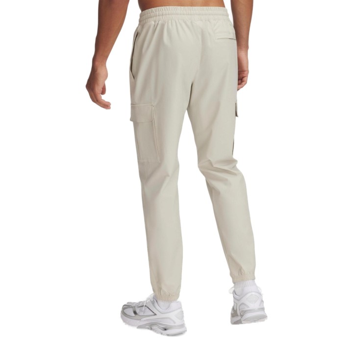 Pantalón cargo de hombre Under Armour UA Vibe Woven beige de tejido vista tres cuartos posterior
