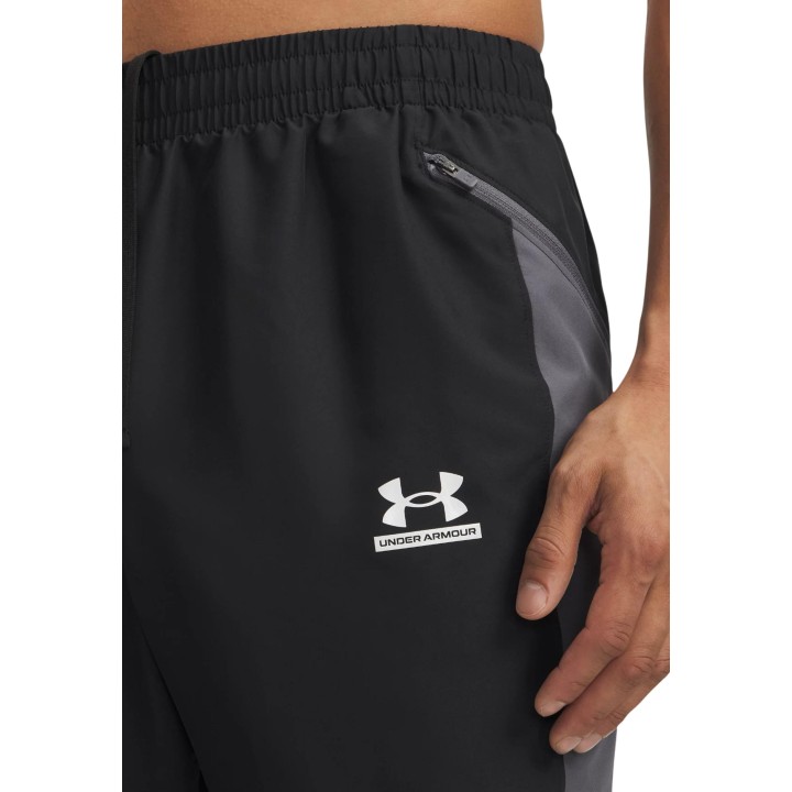 Detalle del pantalón deportivo Under Armour para hombre negro y blanco bolsillo con cremallera y logo
