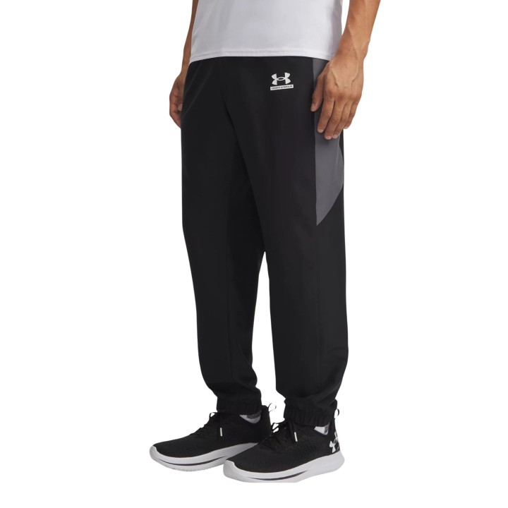 Pantalón deportivo Under Armour para hombre negro y blanco vista de tres cuartos