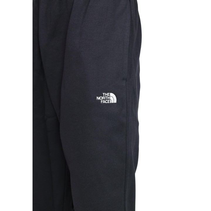 Detalle del logotipo The North Face en pantalón negro de hombre