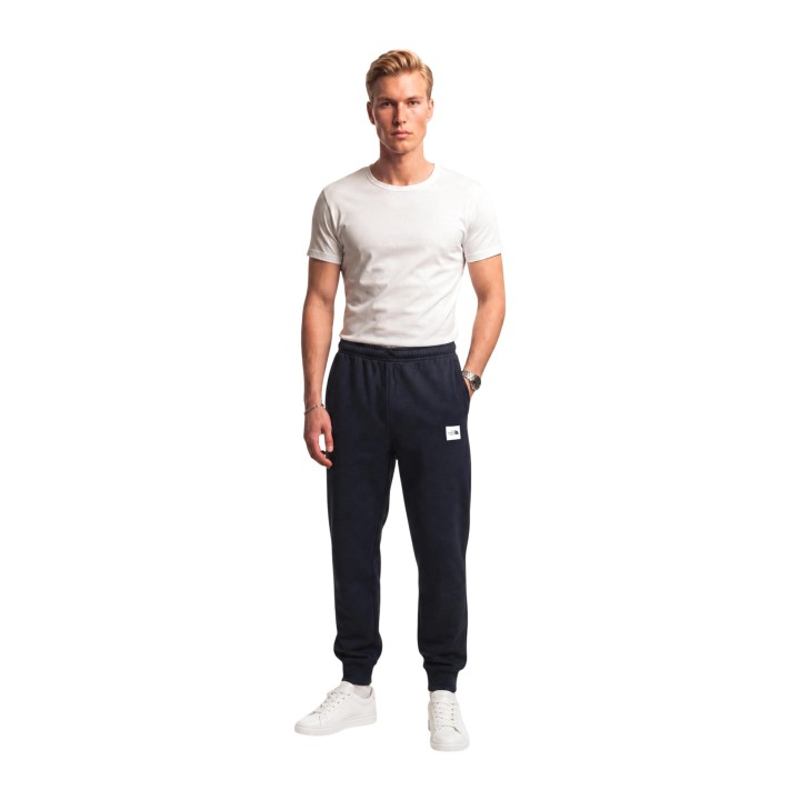 The North Face pantalón deportivo de hombre negro NF0A8JB0 vista frontal de tres cuartos