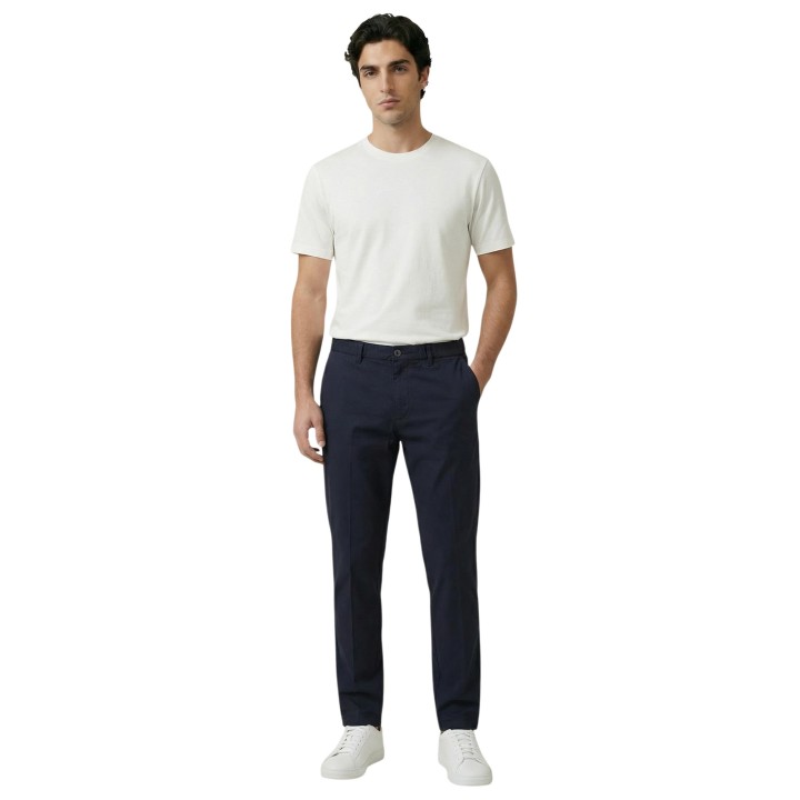 YOS pantalón de hombre azul oscuro de popelín vista de tres cuartos