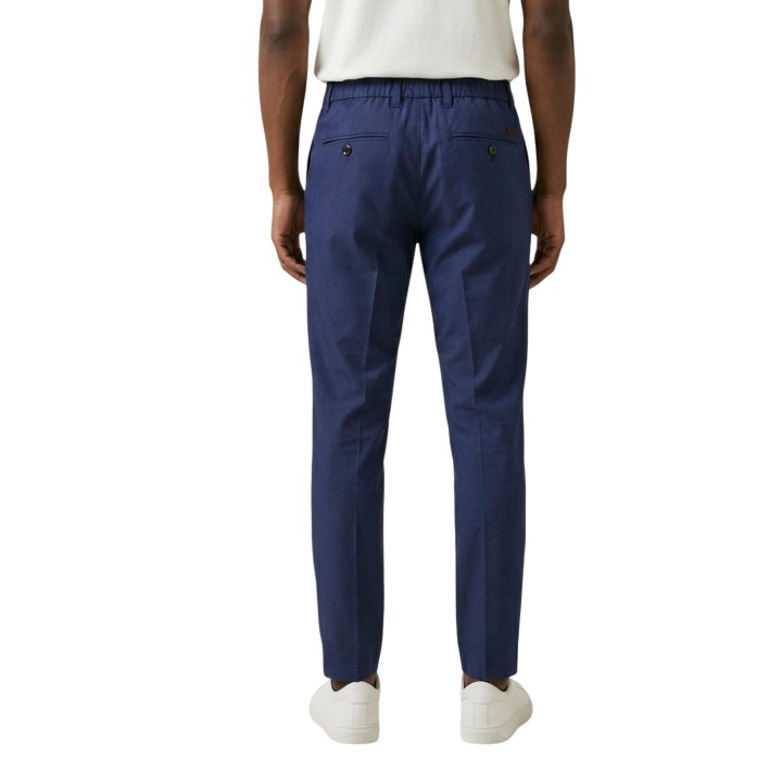 Detalle posterior del pantalón YOS de hombre azul denim