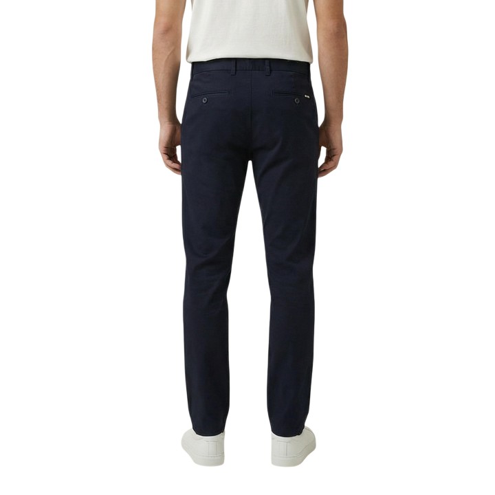 Detalle posterior del pantalón chino slim Gant para hombre en azul oscuro