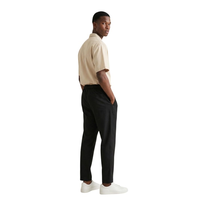 Pantalón negro de hombre YOS CV8002 vista posterior de tres cuartos