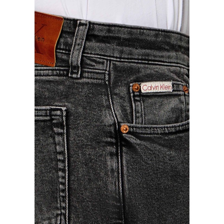 Detalle de vaqueros Calvin Klein Jeans de hombre en algodón gris oscuro