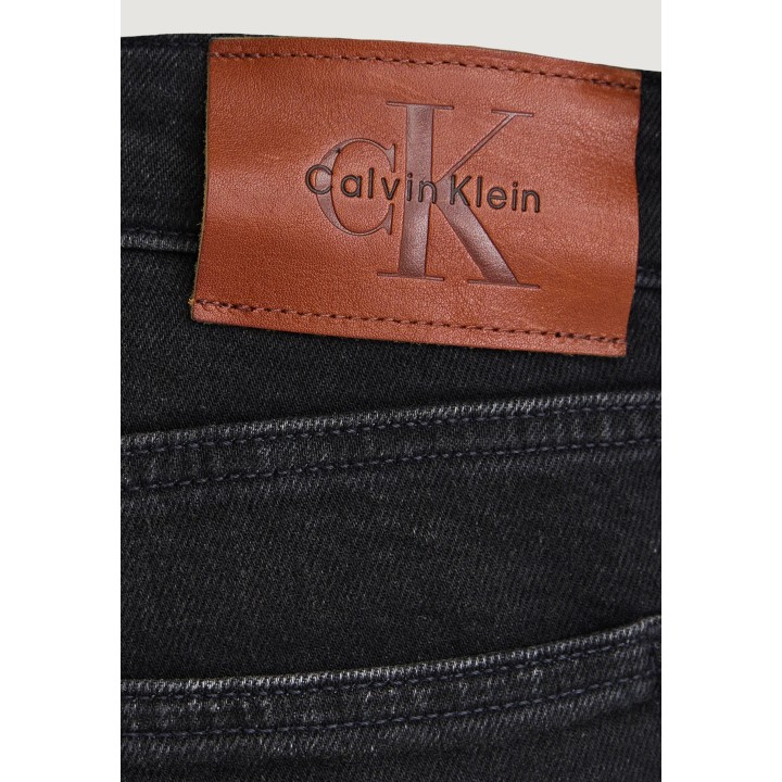 Detalle posterior de la etiqueta Calvin Klein Jeans en vaqueros negros