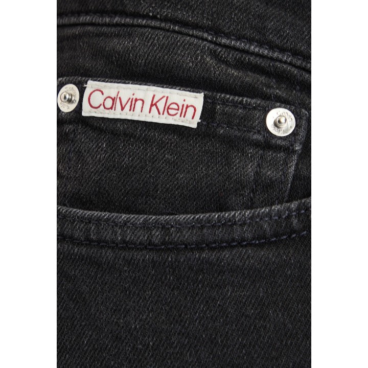 Detalle frontal del bolsillo y etiqueta Calvin Klein Jeans en vaqueros negros