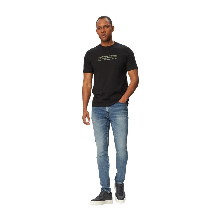Vaqueros Calvin Klein Jeans para hombre en denim vista de tres cuartos