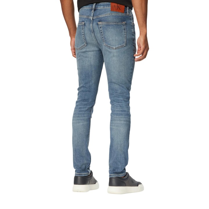 Vaqueros Calvin Klein Jeans para hombre en denim vista posterior