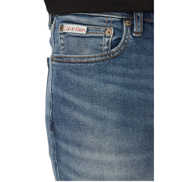 Detalle frontal de vaqueros Calvin Klein Jeans para hombre en denim