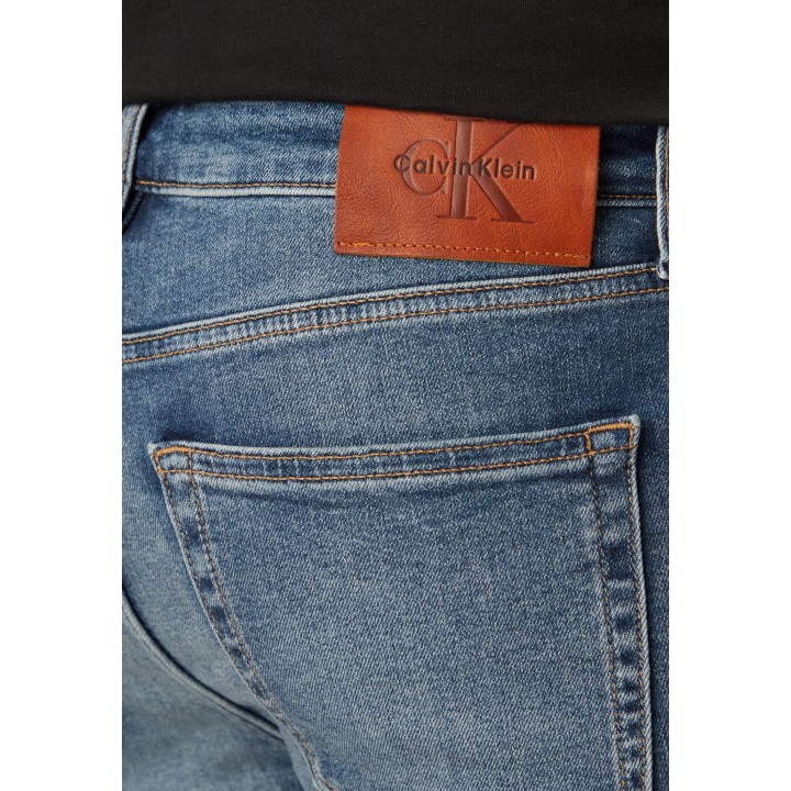 Detalle posterior de vaqueros Calvin Klein Jeans para hombre en denim