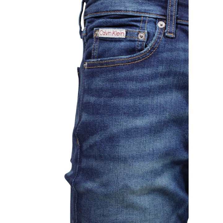 Detalle de bolsillo y etiqueta de vaqueros Calvin Klein Jeans azules en denim