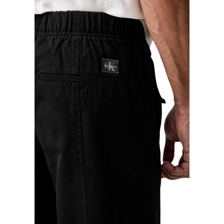 Detalle posterior del pantalón negro de hombre Calvin Klein Jeans LV04RG615G