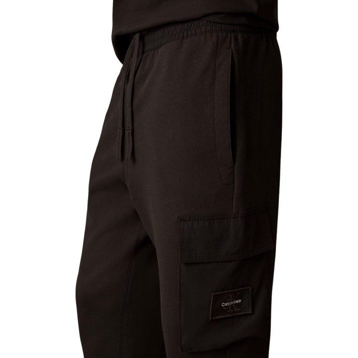Detalle del pantalón deportivo de hombre Calvin Klein Jeans antracita con bolsillo cargo