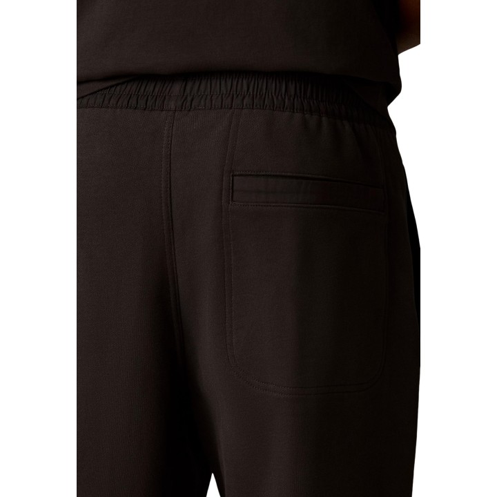 Detalle posterior del pantalón deportivo de hombre Calvin Klein Jeans antracita