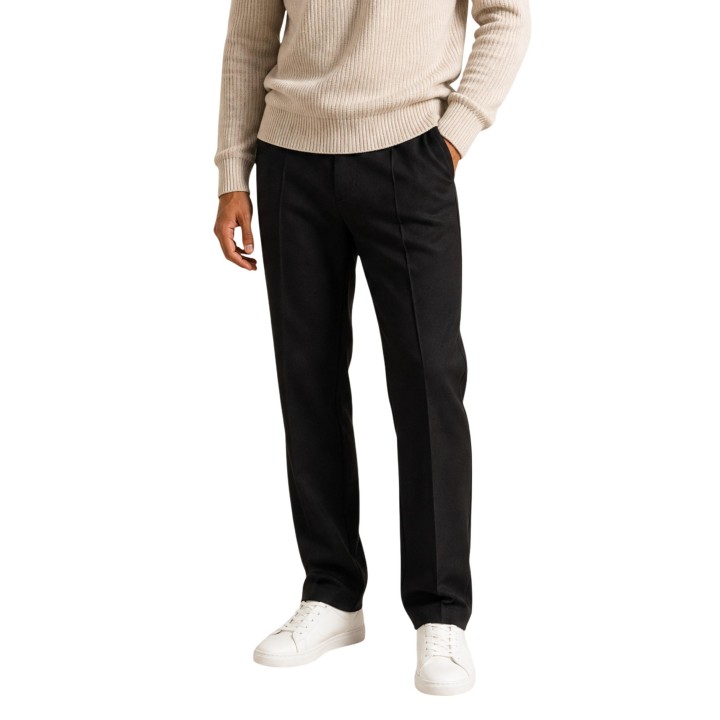 Guess pantalón negro de hombre vista frontal tres cuartos referencia M6BB13 K6166