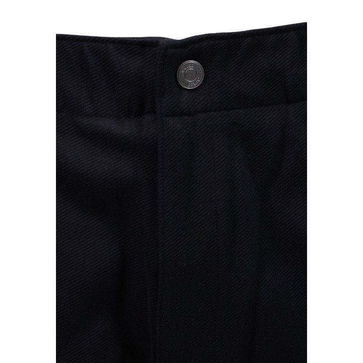 Detalle Guess pantalón negro de hombre con botón y tejido diagonal