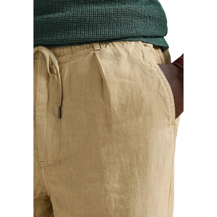Detalle del pantalón chino Lyle & Scott de hombre beige claro de lino