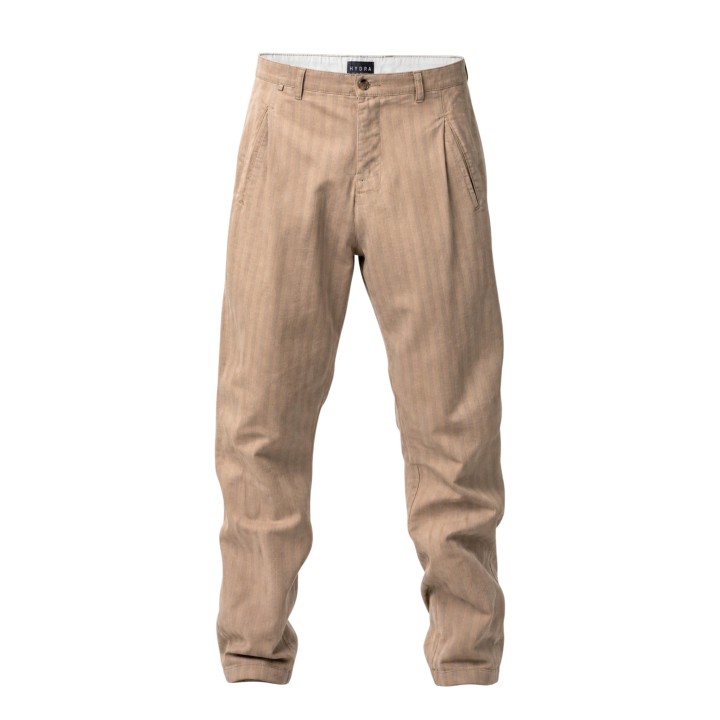 Detalle frontal del pantalón de hombre Hydra Clothing color mud
